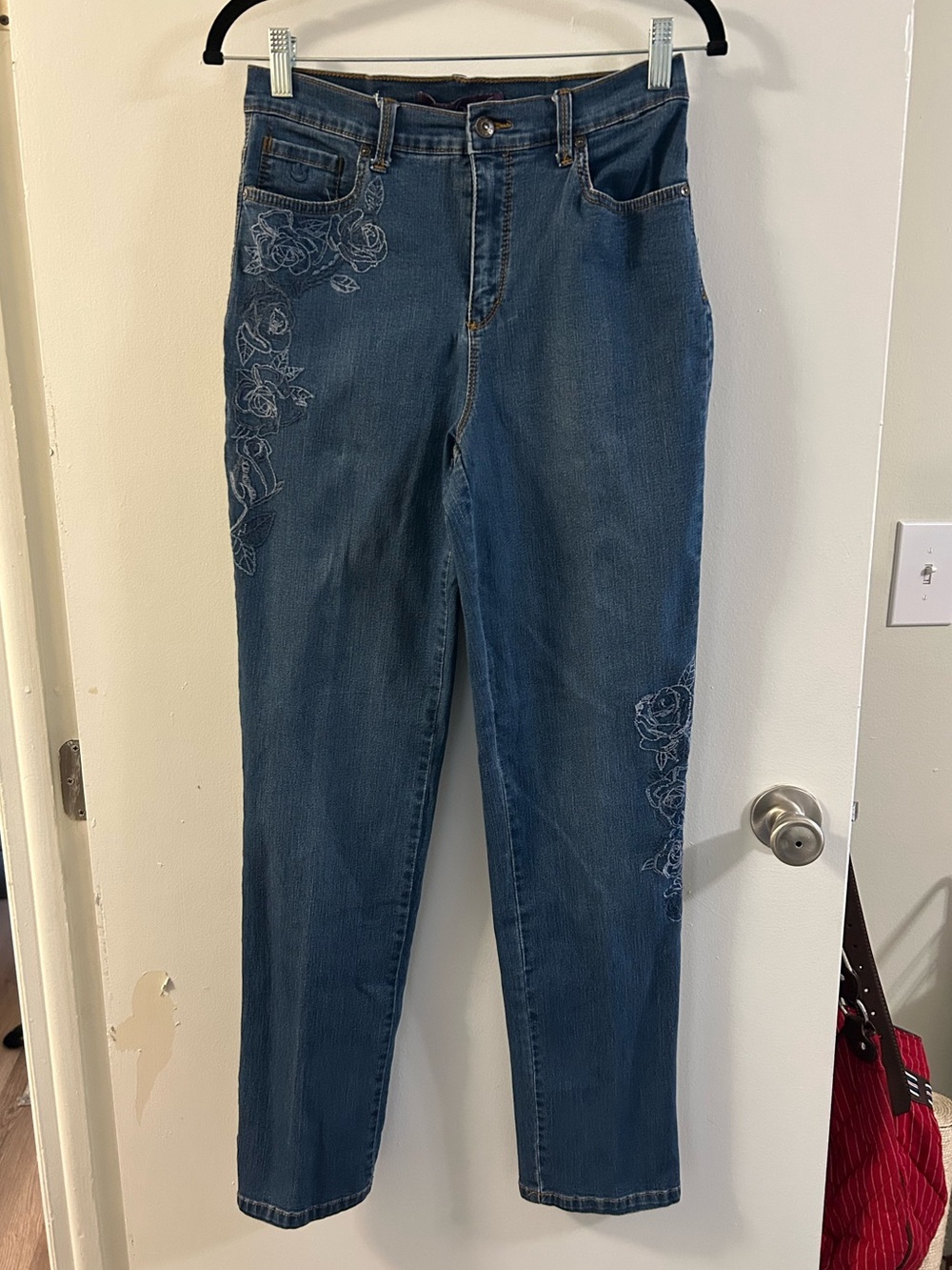Gloria Vanderbilt Floral Embroidered Straight-Leg Medium Wash Jeans